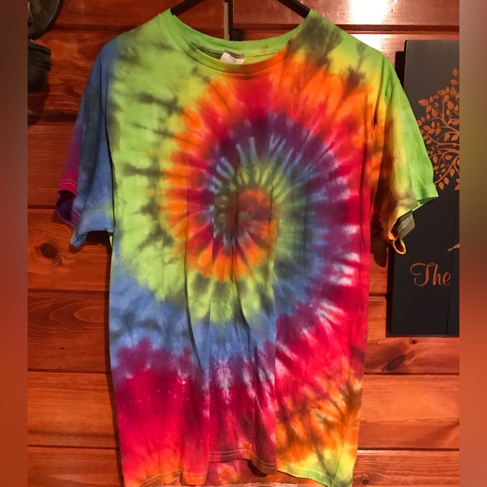 New medium tie dye shirt (Gildan)